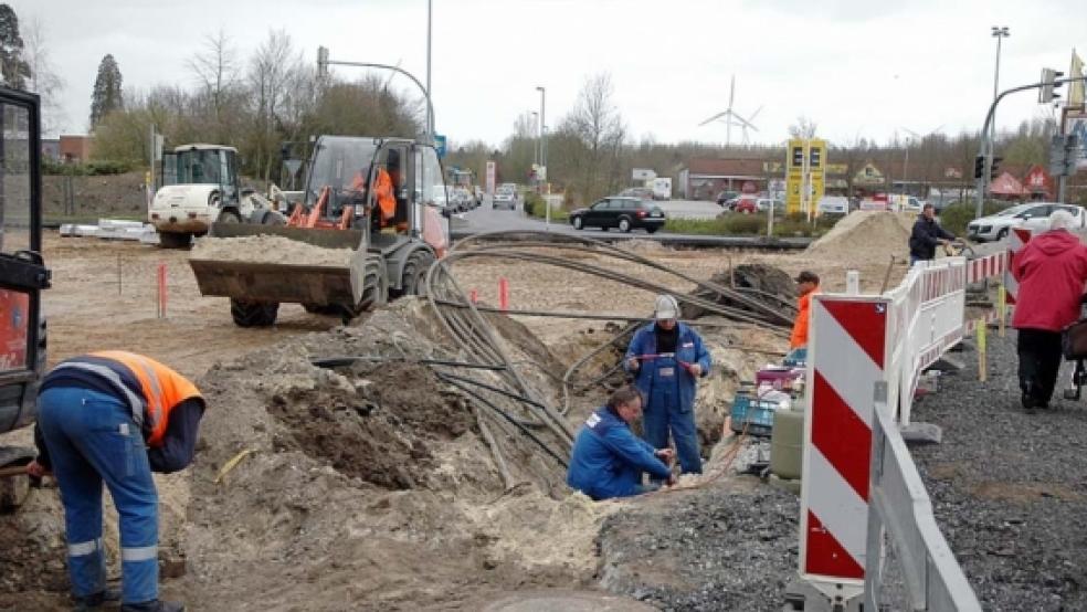 Die Verlegung von Versorgungsleitungen ist eine entscheidende Voraussetzung für die termingerechte Fertigstellung des Kreisverkehrs in Weener. © Fotos: de Winter