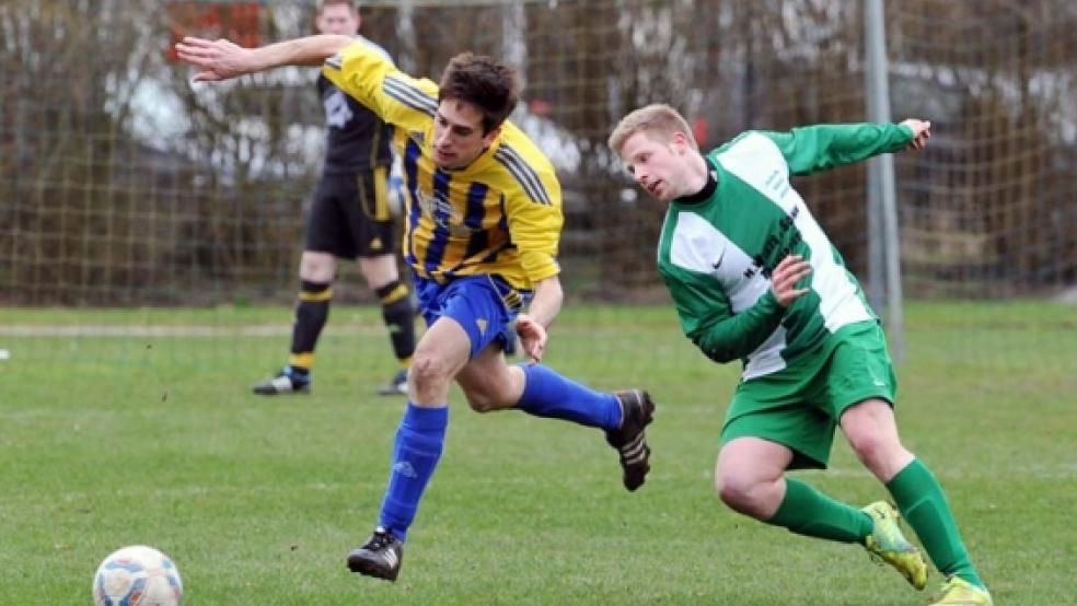 Wie im Heimspiel gegen Larrelt wollen die TuS-Spieler um Gerard Bevers (links) mit Biss einem Sieg entgegen-»fliegen«. © Foto: Bruins