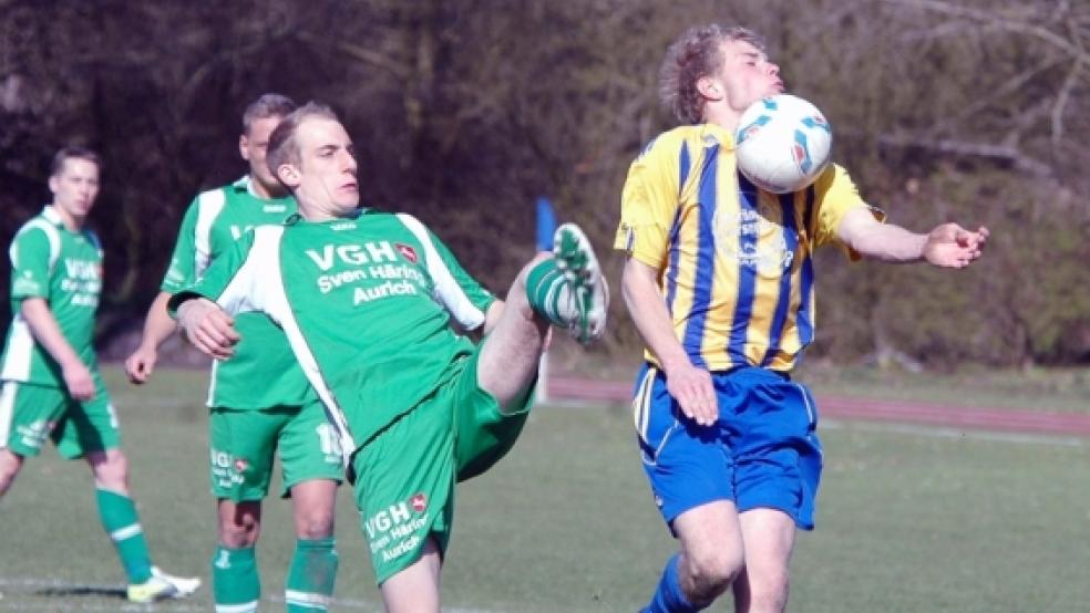 Nicht zu stoppen ist Weeners Kevin Kessens in dieser Szene von seinem Moordorfer Gegenspieler. Kessens zeigte beim 4:2-Erfolg des TuS eine gute Leistung.  © Foto: Mentrup