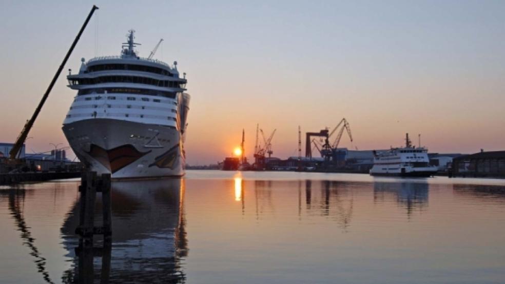 Emden wartet wieder auf »Aida«. Am Freitag soll hier am Omya-Kai die »AIDAmar« festmachen. Das Foto zeigt die Schwester »AIDAbella«.  © Foto: Meyer Werft