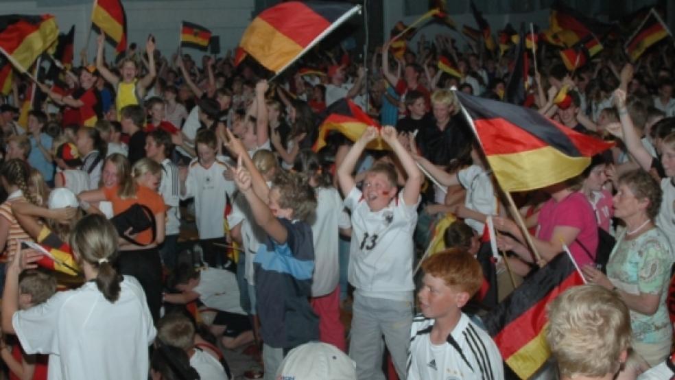 Jubel und Trubel im Depot in Weener beim Start des »Kickoff«-Public-Viewings zur Fußball-WM 2006. Auch die EM-Spiele im Juni werden in der Landsburg-Halle gezeigt. © Archiv-Foto: Kremer