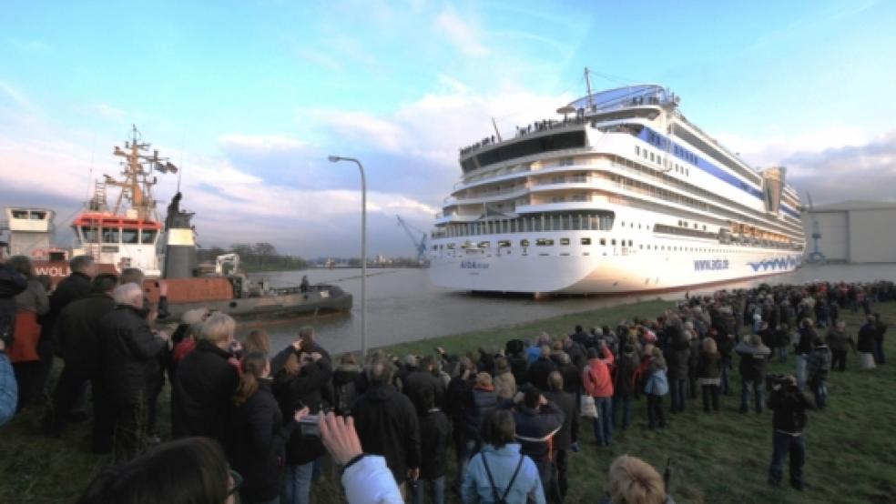 Frühstart in Papenburg: Die »AIDAmar« brach eher als angekündigt zu ihrer Ems-Reise auf.  Foto: Dieckmann © Dieckmann