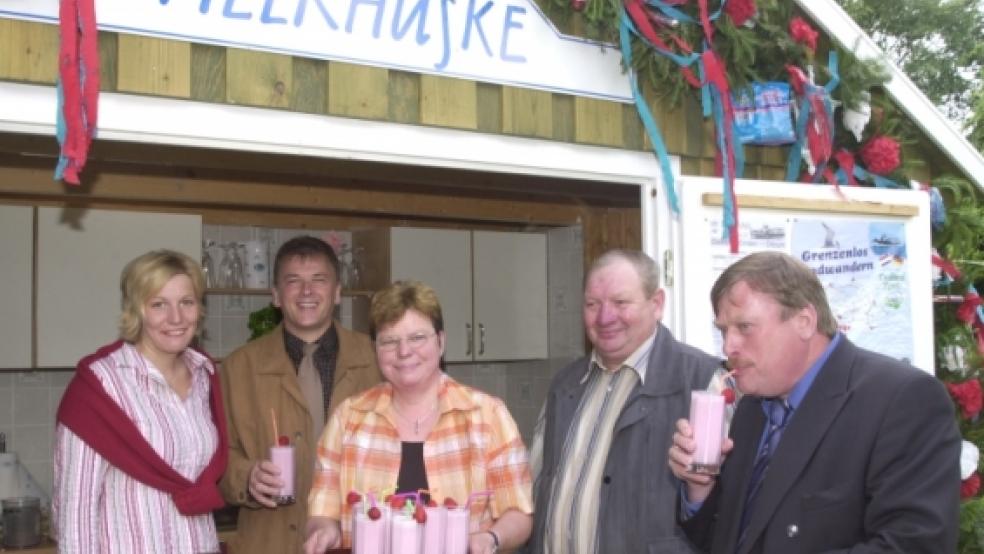 Gesine Busemann (Mitte) verteilt frische Erdbeer-Milch bei der offiziellen Eröffnung ihres Melkhuskes 2003. Sie schließt ihr Melkhuske in Wymeer ebenso wie Erika Steen in Ditzumerhammrich.  © RZ-Archiv (Hanken)