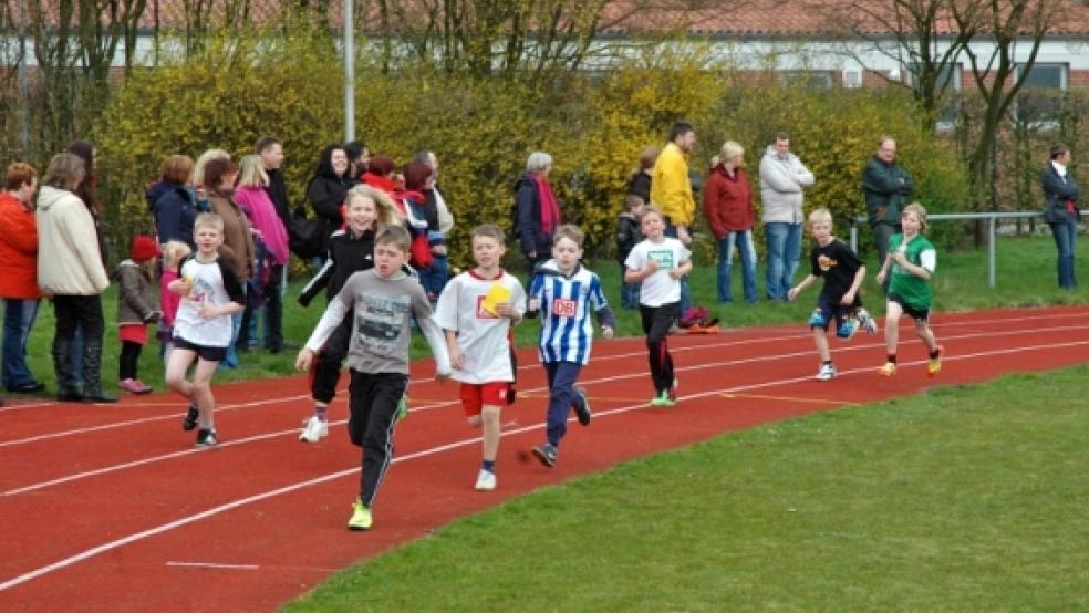 Ordentlich Tempo machten die Bunder Grundschüler gestern auf dem Mölenland-Sportplatz, um möglichst viel Geld für die Familie des abgebrannten ­Hauses aus dem Amselweg zu sammeln.  © Wübbena