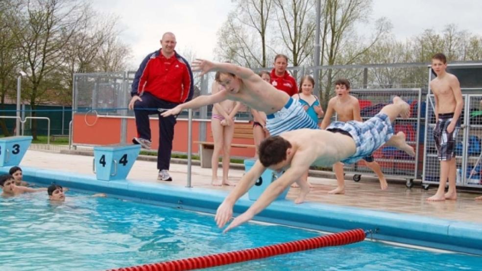 Schnell ins warme Nass: Bei 12 Grad Außentemperatur am Nachmittag springen die Jugendlichen nur all zu gern ins 25 Grad warme Wasser des Friesenbads in Weener. Ein wachsames Auge darauf haben die Schwimmmeister Alexander Schmidt (links) und Hans-Dieter Krämer. © Foto: Nagel