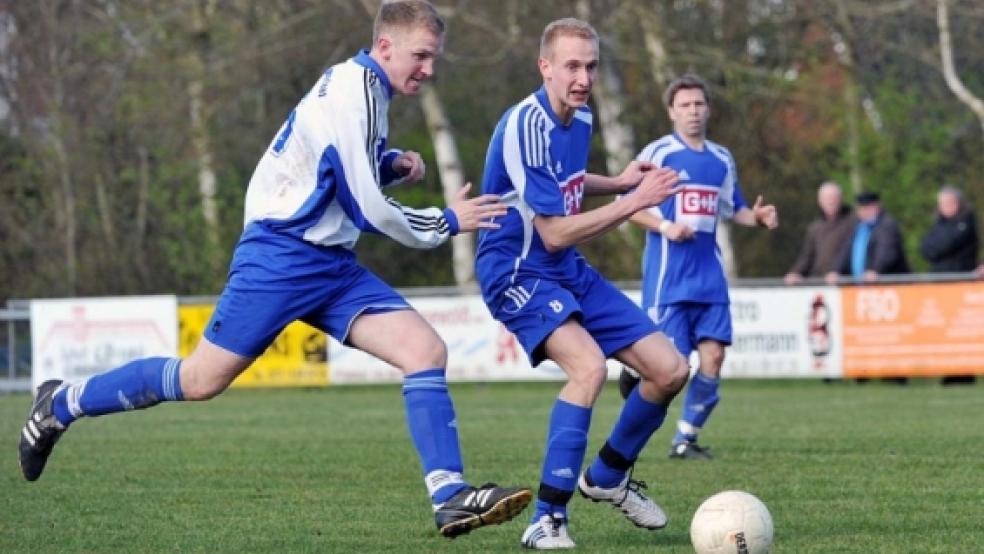 Einen Schritt zu spät kamen die Verlaatjer in Holthusen. So behielten Christian Meyer (rechts) und Co. die Oberhand. © Foto: Bruins