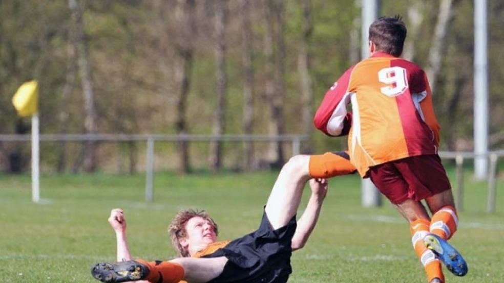 Eine unsanfte Landung erlebten Joost Diepen und der SV Wymeer-Boen gegen Kickers Leer.  © Foto: Bruins