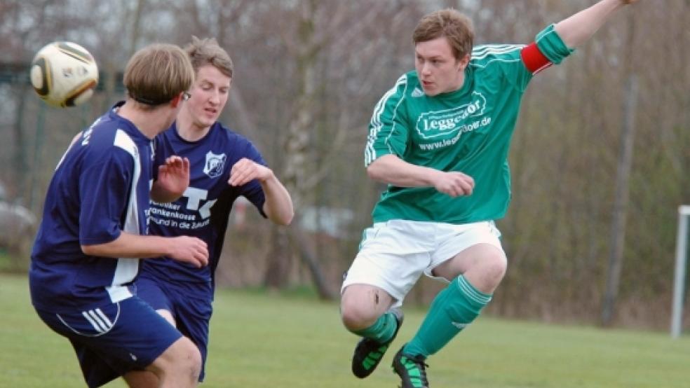 Zwischen zwei Heidjern hindurch fliegt dieser Schuss von Thorsten Rieks. Der Stapelmoorer Kapitän traf zum 3:0-Endstand. © Fotos: Mentrup (2), Schulte 