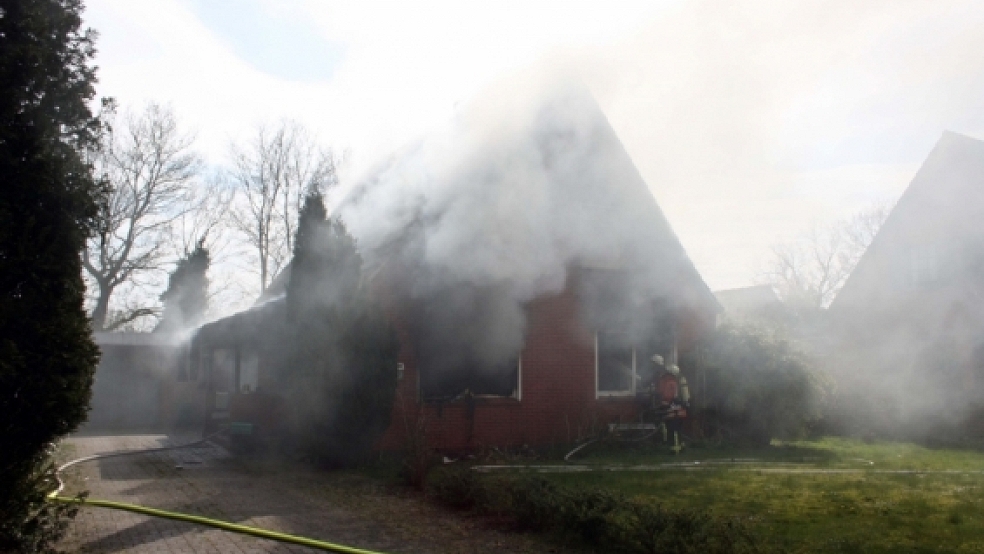 Völlig zerstört wurde gestern Nachmittag dieses Einfamilienhaus in Holtland.  © Foto: Feuerwehr