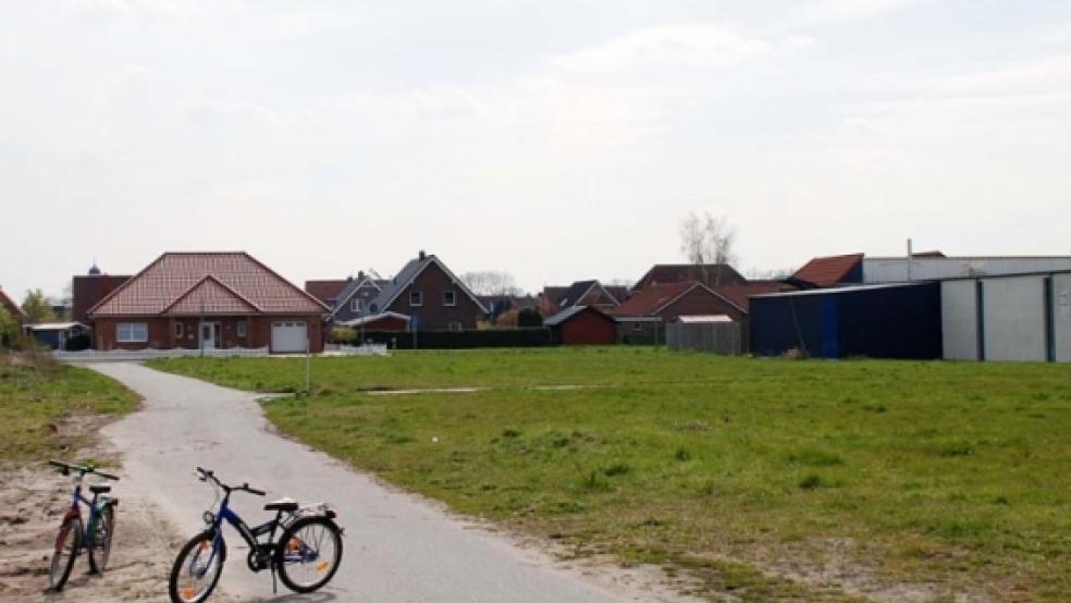 Hier sollen bald nicht nur Fahrräder parken: Der Jemgumer Rat hat sich mehrheitlich für den Standort des neuen Feuerwehrhauses hinter dem Edeka-Markt ausgesprochen. © Foto:Hoegen