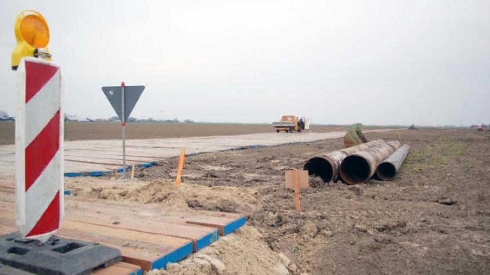 Die Pipeline-Baustelle an der Kreisstraße 39 zwischen Charlottenpolder und Landschaftspolder. Hier wird die Gasleitung später über die Grenze geführt. © Foto: Jansen