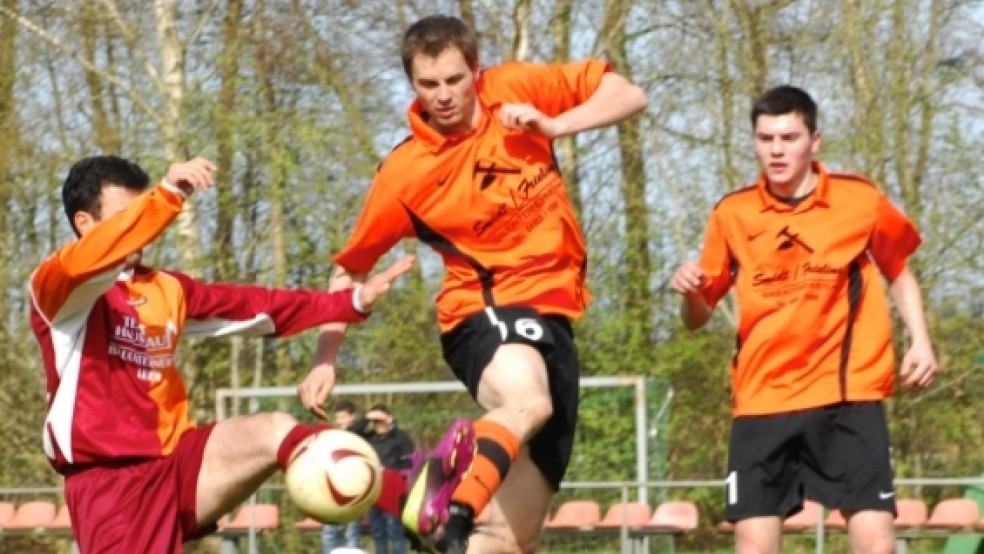 Noch kein Derby in dieser Saison verloren haben die Wymeerster um Uwe Haken (Mitte) und Dennis Klock (rechts). © Foto: Bruins