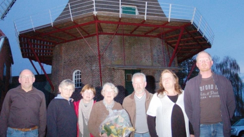 Der neue Vorstand des Mühlenvereins Jemgum (von links): Bajo Leemhuis (erster Schriftführer), Margret Spekker (zweite Schriftführerin), Gisela Zippert (zweite Kassenwartin), Adele Hetzke (stellvertretende Vorsitzende), Hinni Knevel (zweiter Mühlenwart), Emmi Groenewold (erste Kassenwartin) und Stefan Sinning (Vorsitzender und erster Mühlenwart). © Fotos: Jansen