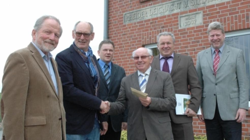 Die Spende übergab Meint Hensmann gestern an Jakobus Baumann. Auf dem Bild (v.l.) Fritz Wessels, Meint Hensmann, Gerald Sap, Jakobus Baumann, Manfred Giese und Johann Tempel.  © Foto: de Winter