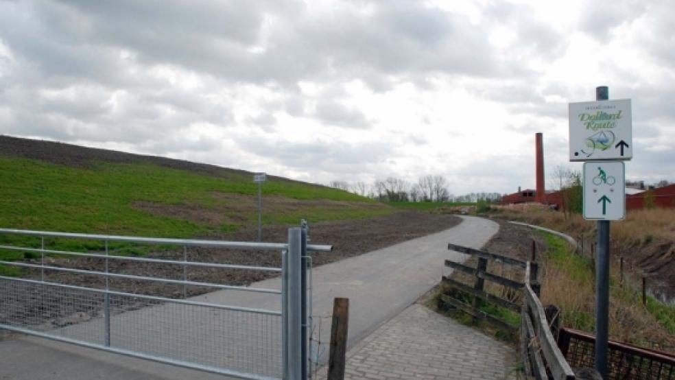 Bald soll der Rasen hier wachsen: Die Grasansaat auf dem neu profilierten Deich in Jemgum steht bovor. © Foto: Hoegen