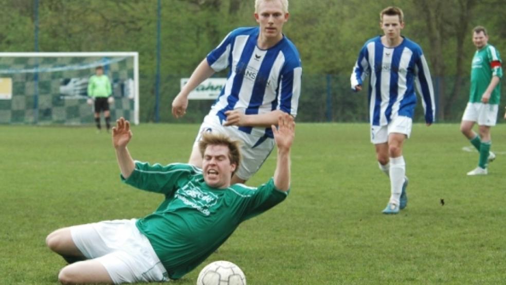 Nur per Foul zu stoppen ist Stapelmoors Lars Hinrichs in dieser Szene. Der ehemalige Teutone Helmut Feldkamp brachte ihn zu Fall. Heiko Engberts und Jens Tirrel beobachten. © Foto: Mentrup