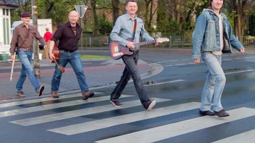 Auf eigene Art »nachgemacht«: Wie die Beatles auf ihrem Album »Abbey Road« überqueren (von links) Swen Joeks, Andreas Weitz, Eckhard Groen und Carlos Alfaro den Zebrastreifen der Heisfelder Straße in Leer. Sie sind »Lucky Punch« - eine neue Coverband, die den Originalen eine eigene jazzige, swingende oder rockende Note verleiht. © Foto: Nagel