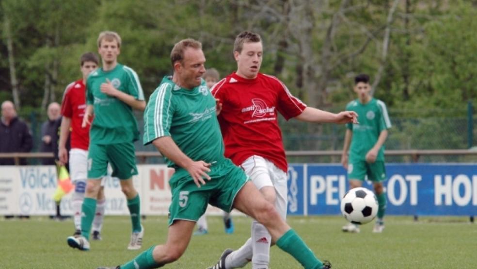 Ausgebremst auf dem Weg zum Klassenerhalt wurden Björn Nannenga und seine Jemgumer. Der SV »Ems« verlor in Heisfelde 1:3. © Foto: Mentrup