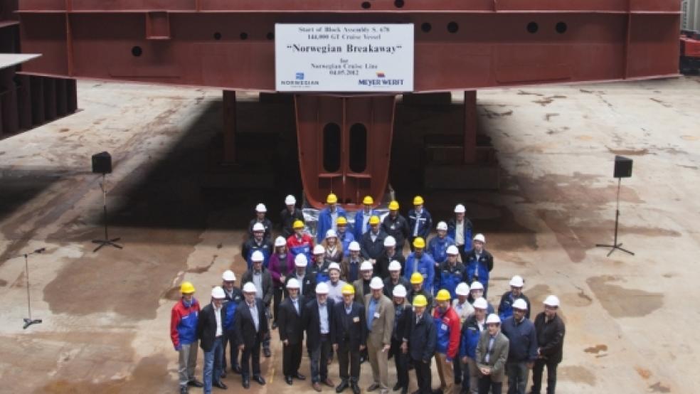 Der erste Block des neuen Kreuzfahrtschiffes Norwegian Breakaway für Norwegian Cruise Line wird ins Baudock der Meyer Werft gehoben. © Foto: Meyer Werft