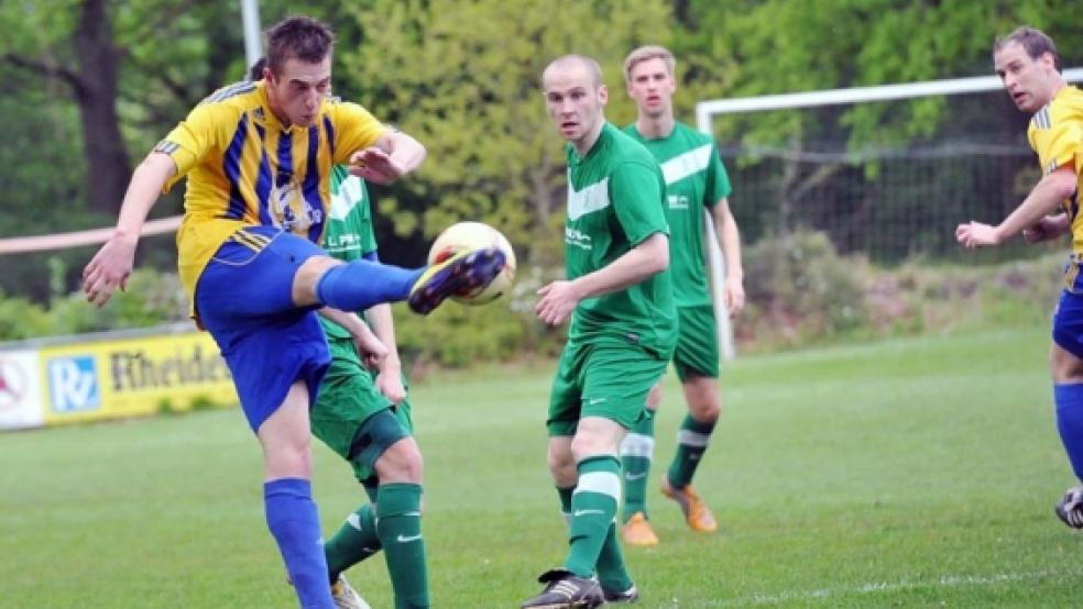 Konsequent schlägt Martin Meyer die Kugel weg. Später erzielte er das wichtige Tor zum zwischenzeitlichen 3:1. © Foto: Bruins