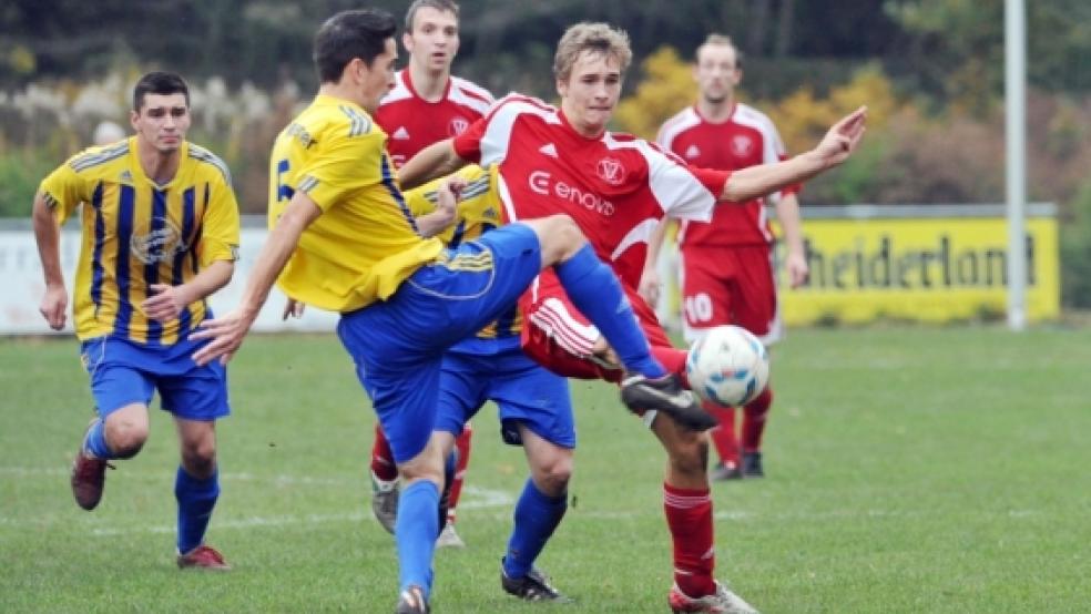 Kampfbetont - wie hier zwischen Weeners Gerard Bevers (links) und Bundes Keno Schmidt im Hinspiel - dürfte es am morgigen Samstag wieder zugehen. Am 29. Oktober vergangenen Jahres setzten sich die Bunder bei ihrem 3:0-Sieg deutlich in Weener durch. © Foto: Bruins