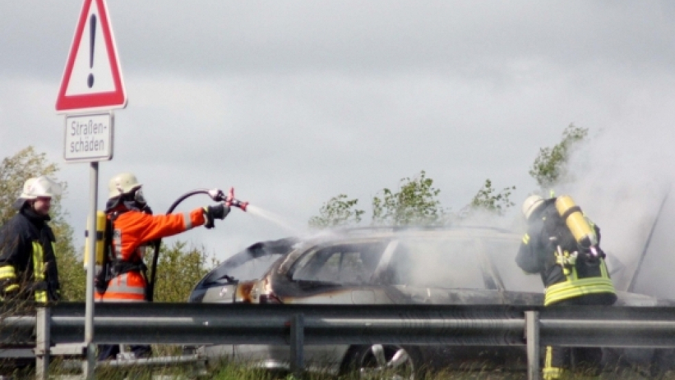 Das Feuer war schnell gelöscht, der Wagen nicht mehr zu retten. Ein Mercedes-Kombi brannte komplett aus. © Foto: Loger