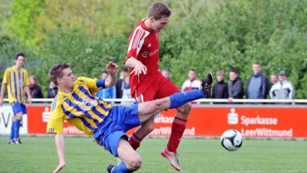 Weeners Abwehrchef Derk Schüür gibt alles, um Bundes Angreifer Keno Schmidt zu stoppen. Schmidt erzielte kurz nach der Pause das 2:0, nur sechs Minuten später sorgte Jannes Riethmann mit dem 3:0 für die Vorentscheidung. © Fotos: Bruins (5)