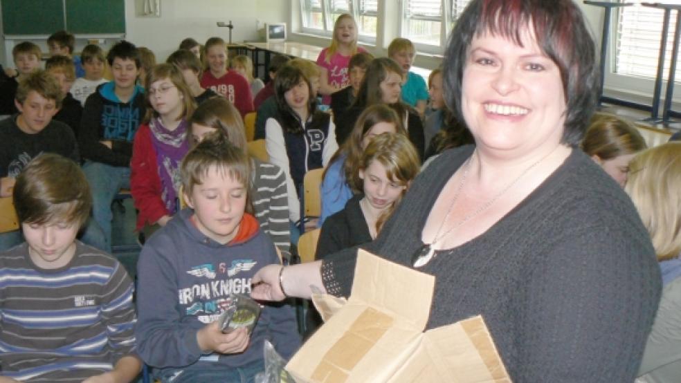 Anke Reck von der OVB Bunde auf ganz neuem Terrain – und zwar als Referentin vor Schülern der Oberschule Bunde. © Foto: Hilmstedt