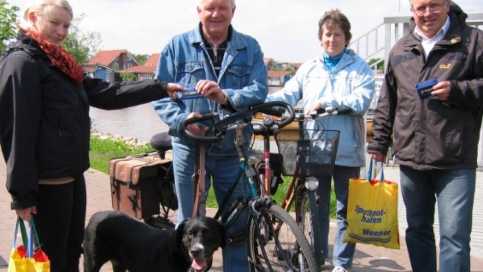 Aktiv bei der »Aktion Sauberer Hafen«: Manfred Giese (rechts), Geschäftsführer der Hafen und Tourismus GmbH, und die Stadt-Auszubildende Mareike Beekmann (links) beim Verteilen der ersten Hundekotbeutel. © Stadt Weener