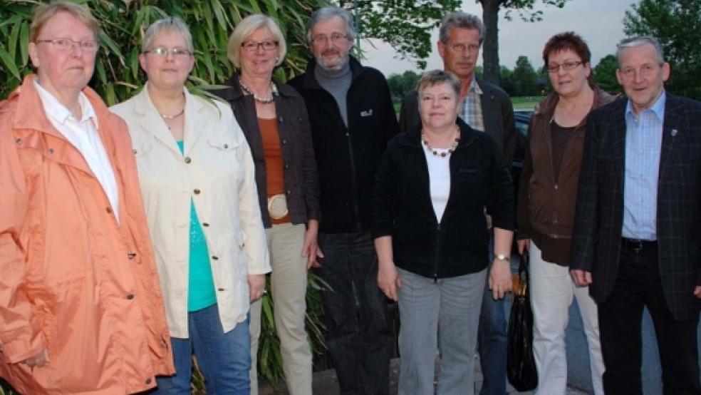 Der VVV-Vorstand: Auf dem Bild von links die Beisitzerinnen Ingrid Aldag und Hildegard Hinderks, Schriftführerin Hanne Kraft, der erste Vorsitzende Volker Kraft, Beisitzerin Johanne Dreesmann, der 2. Vorsitzende Hans Erfkamp, Geschäftsführerin Elke Dirks und Beisitzer Wilfried Dieter Dreesmann. Es fehlt Beisitzer Friederich Sap. © Foto: Hoegen