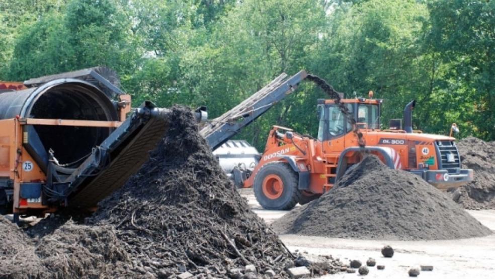 Eine eigene Kompostierungsanlage betreibt Friedhelm Borde an der Industriestraße in Weener. © Foto: Hoegen