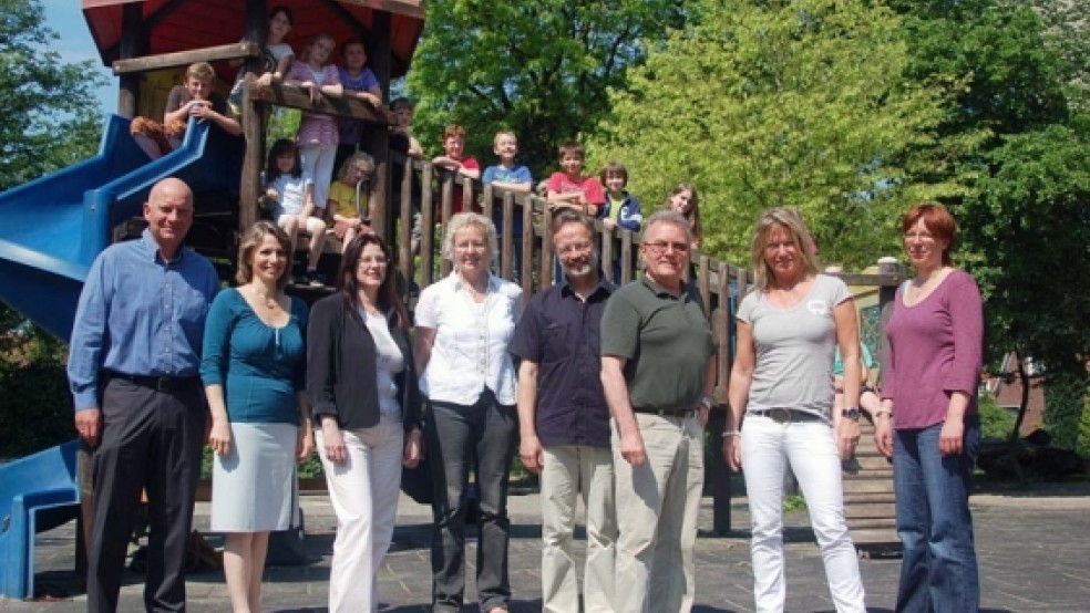 Wollen die inklusive Schule voran treiben: (von links) Die Grünen-Politiker Hajo Rutenberg, Viviana van der Spa-Vijn, Hannelore Wloka-Schoon, Ina Korter, Lutz Drewniok und Mechthild Tammena trafen sich zur Gesprächsrunde an der Grundschule Jemgum mit Schulleiter Wolfgang Philipps (3. v. re.) und Anja Frieske (rechts), Lehrerin der Pestalozzi-Schule in Leer. © Foto: Jansen