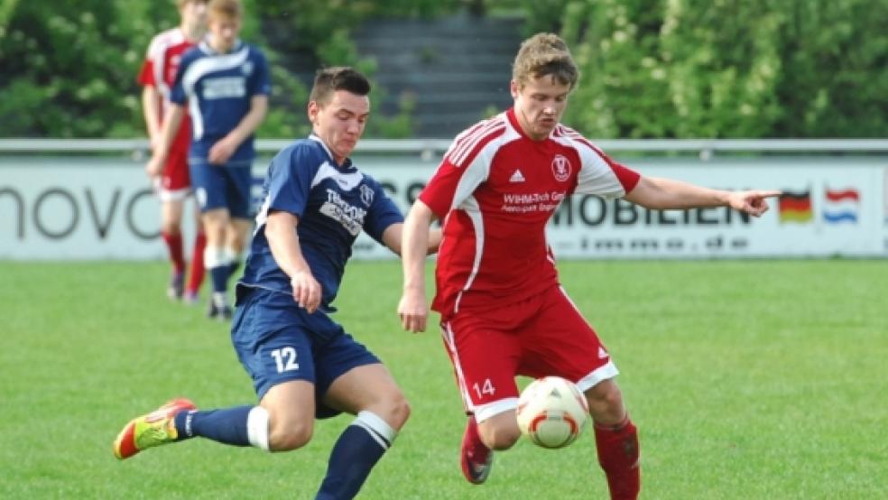 Tom Siemens (r.) im Kampf um den Ball. © Foto: Bruins