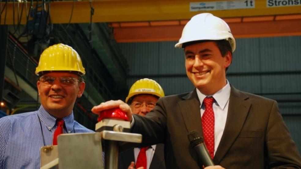 Startschuss für das neue Rohrzentrum: Ministerpräsident David McAllister (rechts) nimmt die neuen Anlagen in Betrieb. Links: Darko Cvoro, Betriebsleiter des Rohrzentrums. © Foto: Hanken