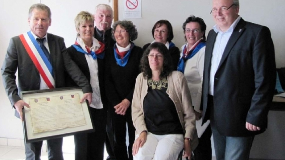 Mit der Freundschaftsurkunde ließen sich Bruno Cottebrune (Bürgermeister der Gemeinde Les Pieux), Annegret Woldenga (Vorstand Deutsch-Französischer Freundeskreis Rheiderland), Roger Hamelin (Vorsitzender des französischen Partnervereins), Martine Lener (4. stellvertretende Bürgermeisterin Les Pieux, Schwerpunkt Kultur), Evelyne Leblond (ehemalige Präsidentin des französischen Partnervereins), Renate Bartz (Vorsitzende Deutsch-Französischer Freundeskreis Rheiderland), Colette Hamelin (Vorstand französischer Partnerverein) und Manfred Giese (allgemeiner Vertreter des Bürgermeisters der Stadt Weener, im Bild von links) gerne ablichten. © Foto: privat