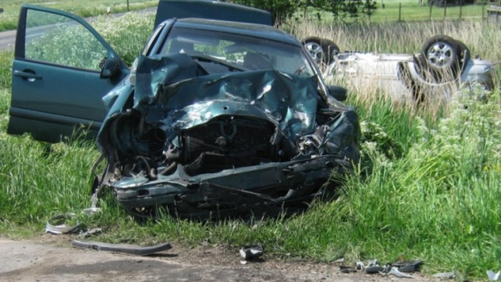 Völlig zerstört wurden die beiden Autos bei dem Unfall in Marienchor. Diverse Schilder wurden beim Aufprall der Fahrzeuge umgerissen. © Privat