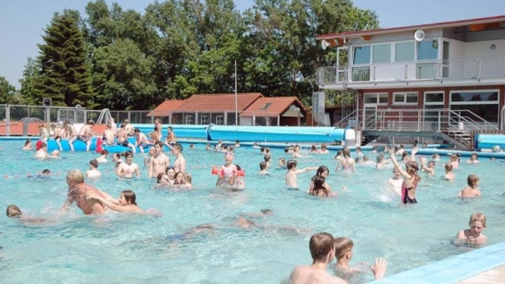 Eine angenehme Abkühlung erfahren die Besucher des Friesenbades in Weener. © Foto: de Winter