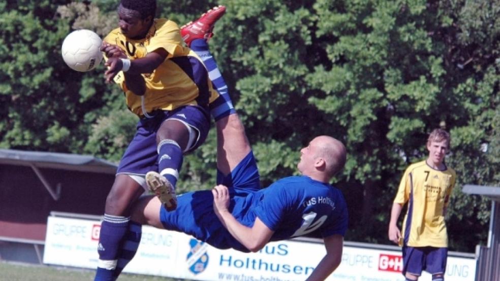 In jeden Ball warfen sich die Holthuser. Hier wird Philip Maguru gestoppt. © Foto: Mentrup