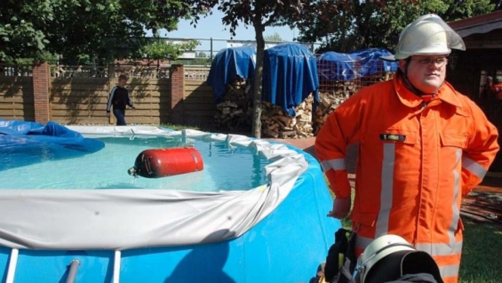 Dreimal Gefahr gebannt: Die Propangasflasche wird nach dem Löschen im Pool abgekühlt. © Fotos: de Winter/Loger/J. Rand