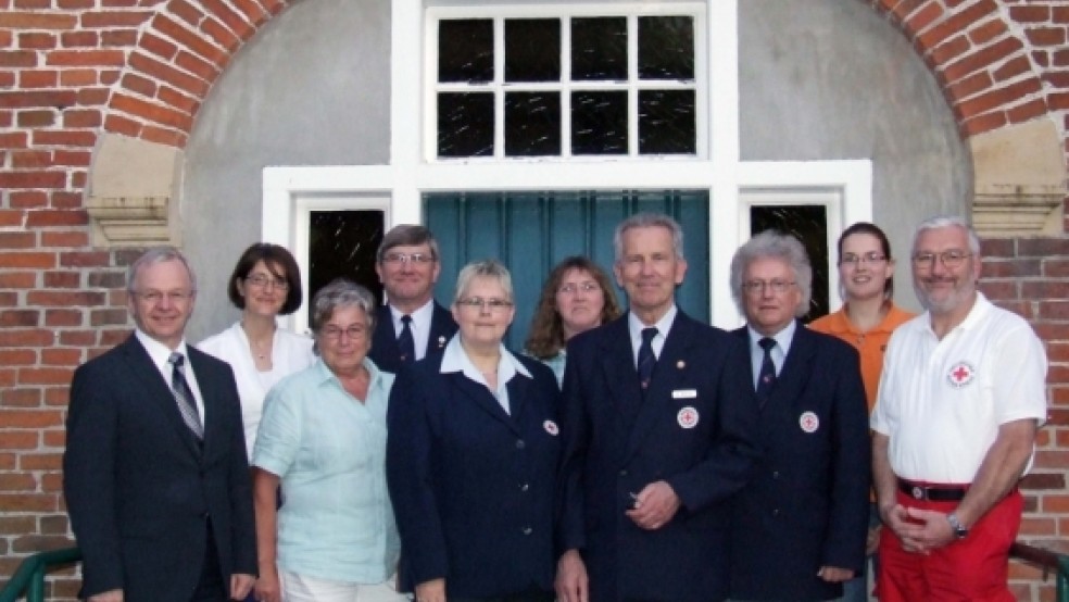 Mit dem Kreisvorsitzenden Bernhard Bramlage und Kreisgeschäftsführerin Tanja Schäfers stellte sich der Vorstand mit Beisitzerin Anita Leemhuis, Beisitzer Klaus Hartmann, Schriftführerin Hildegard Hinderks, Beisitzerin Waltraud Kuper, Vorsitzender Dr. Dieter Babbel, Schatzmeister Karl-Heinz Türke, Jugendrotkreuzbeauftragte Elke Rose und Bereitschaftsleiter Hermann Pott dem Fotografen (von links). Es fehlt der stellvertretende Vorsitzende Bernhard Spekker. © Foto: privat