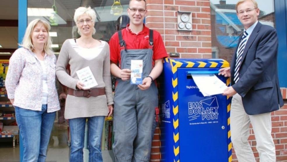 Gestern landeten die ersten Briefe im Postkasten an der AVIA-Tankstelle. Im Bild von links die langjährige Tankstellen-Mitarbeiterin Christa Berghaus, Elke und Ulrich Pals und Bernd Lindemann, Geschäftsführer der H. Risius KG. © Foto: Hoegen