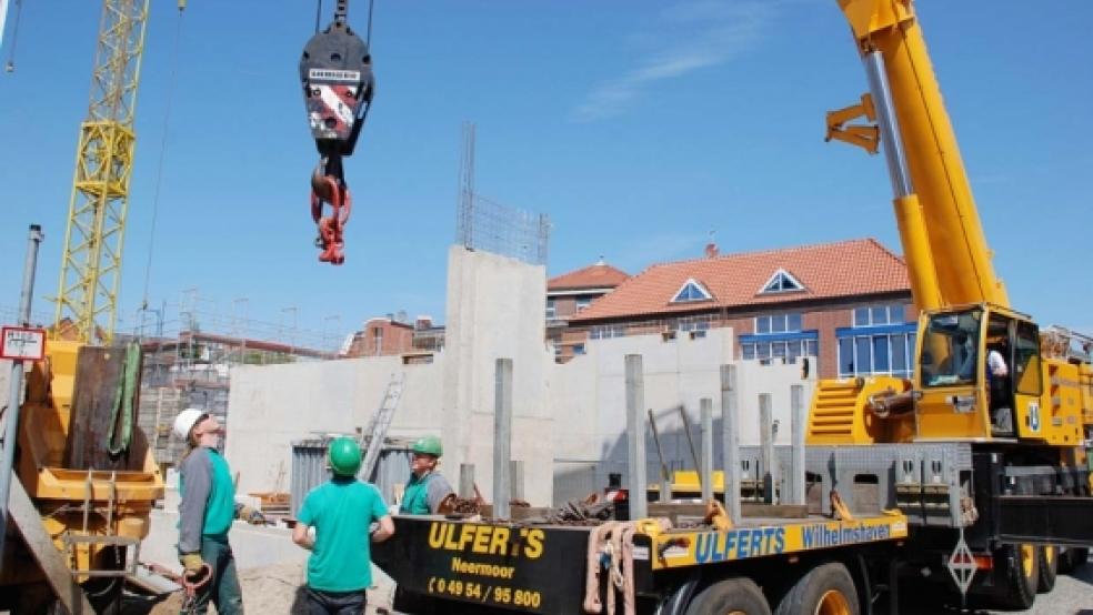 Im rückwärtigen Bereich der OVB-Hauptstelle an der Norderstraße in Leer geht es planmäßig voran. © Foto: Hoegen