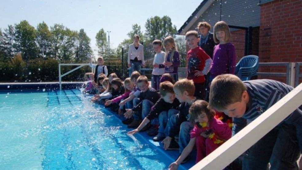 Spätestens Ende Juni können die Grundschüler aus Stapelmoor und von der Heide das Wasser im Lehrschwimmbecken in Stapelmoor testen. Im vergangenen Jahr konnten sie sich bereits im Mai ins kühle Nass wagen. © Archiv-Foto: Nagel