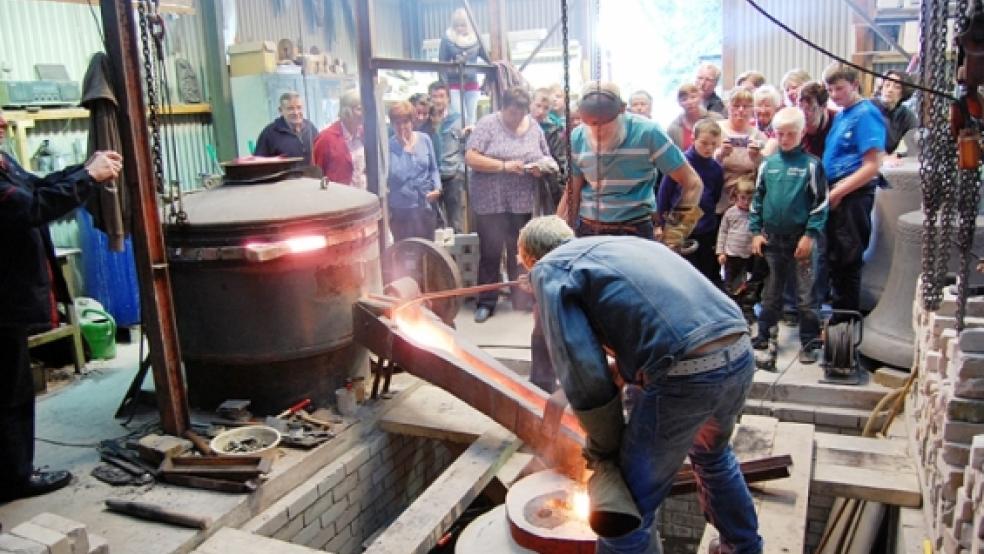 Der entscheidende Moment: die Glocke III des neuen Bingumer Geläuts wird in der Werkstatt der Glockengießerei von Simon Laudy in Finsterwolde gegossen. Zahlreiche Bingumer verfolgen das Schauspiel. © Fotos: Siegmund