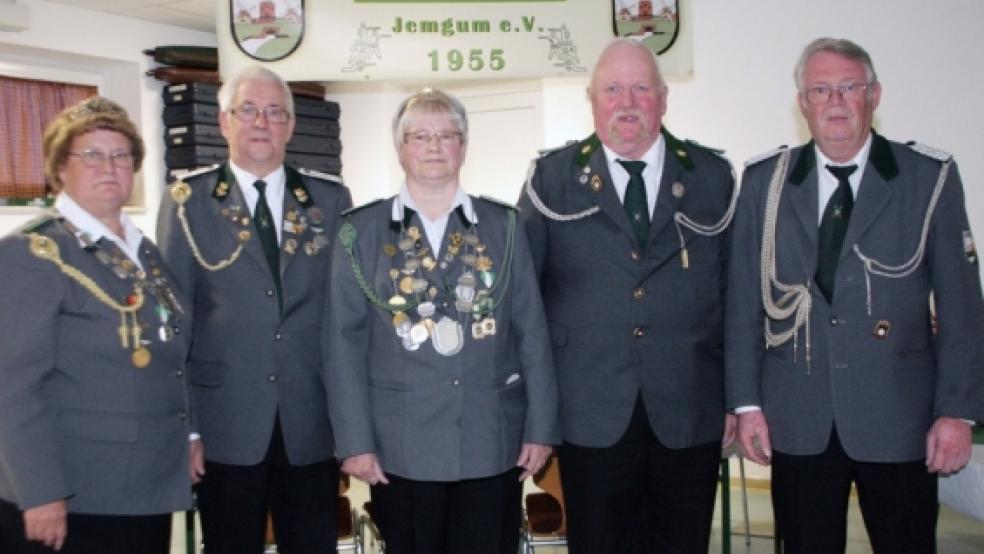 Sie regieren die Jemgumer Schützen im nächsten Jahr (von links): Margret Papenfuß (Damenbeste), Heinz Papenfuß (Adjutant), Sigrid Schmidt (Schützenkönigin) mit ihrem Ehemann Werner und Arend Plöger (Adjutant). © Fotos: Goeman