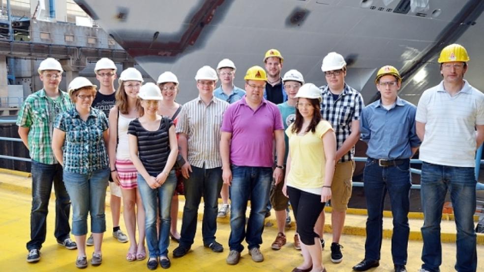 Die Jusos auf der Werft: Von links Jörg Musiol, Silke Busboom, Daniel Hanneken, Daniela Bluhm, Jessica Wiessler, Maike Bluhm, René Stratmann (Juso-Kreisvorsitzender), Carsten Janssen, Thomas Gelder (Betriebsratsvorsitzender), Gero Groote, Joest Busemann (Vorsitzender der JAV), Laura Kruse, Hendrik Eilers und Sven Potthast. © Foto: privat