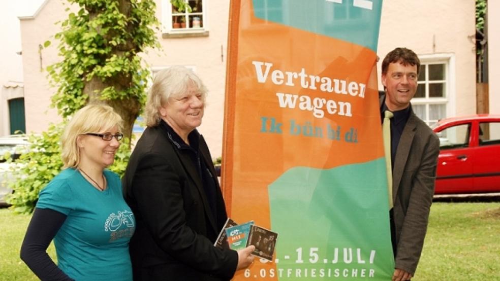 Stellten das Kirchentags-Lied vor: Die beiden Kirchentagsgeschäftsführerin Cathrin Meenken (l.) und Sven Kramer (r.) und »Laway«-Bandchef Gerd Brandt. © Foto: privat