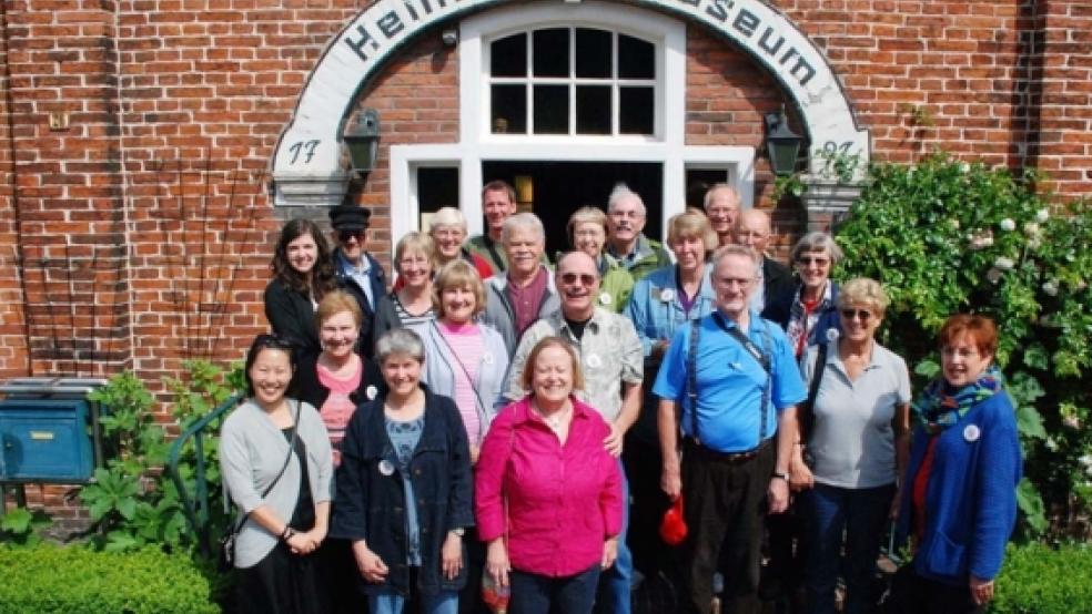 Vor dem Heimatmuseum in Weener: 21 Amerikaner, die in Begleitung von Lin Cornelius Strong (vorne rechts) auf der Suche nach Spuren ihrer Rheiderländer Vorfahren sind. © Foto: Kuper