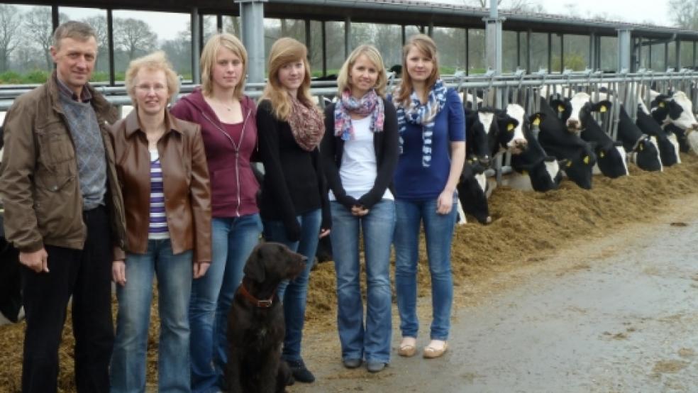 Landwirtschaft heute - darüber will die Familie Wallrichs am Sonntag die Besucher ihres Hofes informieren. Im Bild von links Brunke und Antje Wallrichs sowie die Töchter Meike (22), Anja (16), Karin (25) und Insa (18). Vorne Familienhund »Gin«. Meike Wallrichs will den Betrieb weiter führen. © privat