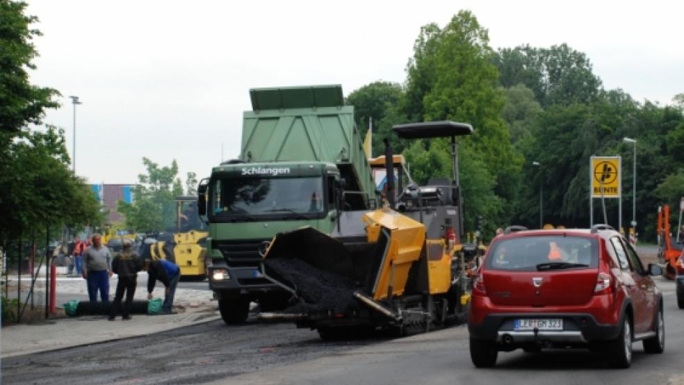 Baumaschinen beherrschten gestern das Bild an der B 436, wo mit Hochdruck an der Fertigstellung des Kreisels gearbeitet wurde.  © Hoegen